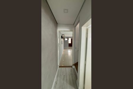 Casa à venda com 229m², 3 quartos e 6 vagas Casa à venda com 229m², 3 quartos e 6 vagasCorredor