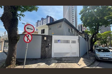 Casa à venda com 229m², 3 quartos e 6 vagas Casa à venda com 229m², 3 quartos e 6 vagasFachada