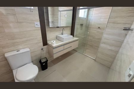 Casa à venda com 229m², 3 quartos e 6 vagas Casa à venda com 229m², 3 quartos e 6 vagasBanheiro da Suíte 1