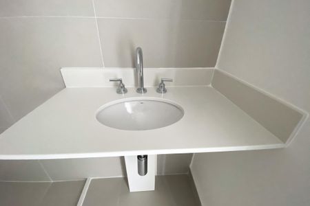 Banheiro de kitnet/studio à venda com 1 quarto, 25m² em Pinheiros, São Paulo