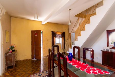 Casa à venda com 200m², 6 quartos e 1 vaga Casa à venda com 200m², 6 quartos e 1 vagaCasa 2 - Sala