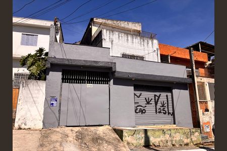 Casa à venda com 200m², 6 quartos e 1 vaga Casa à venda com 200m², 6 quartos e 1 vagaFachada