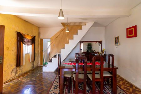 Casa à venda com 200m², 6 quartos e 1 vaga Casa à venda com 200m², 6 quartos e 1 vagaCasa 2 - Sala