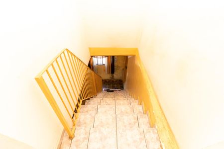 Casa à venda com 200m², 6 quartos e 1 vaga Casa à venda com 200m², 6 quartos e 1 vagaCasa 2 - Escada