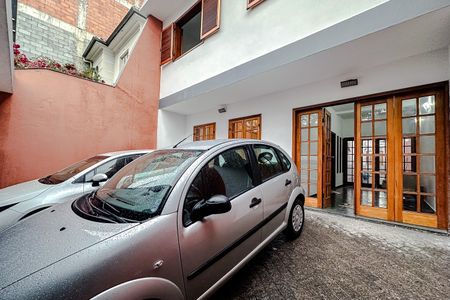 Casa para alugar com 230m², 4 quartos e 5 vagas Casa para alugar com 230m², 4 quartos e 5 vagasGaragem