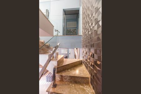 Casa de condomínio à venda com 247m², 5 quartos e 4 vagas Casa de condomínio à venda com 247m², 5 quartos e 4 vagasEscada