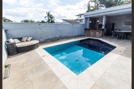 Casa de condomínio à venda com 247m², 5 quartos e 4 vagas Casa de condomínio à venda com 247m², 5 quartos e 4 vagasPiscina
