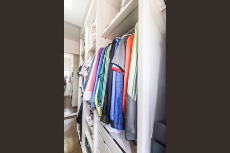 Casa de condomínio à venda com 247m², 5 quartos e 4 vagas Casa de condomínio à venda com 247m², 5 quartos e 4 vagasCloset da suíte