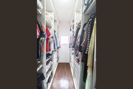 Casa de condomínio à venda com 247m², 5 quartos e 4 vagas Casa de condomínio à venda com 247m², 5 quartos e 4 vagasCloset da suíte