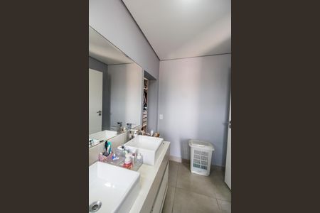 Casa de condomínio à venda com 247m², 5 quartos e 4 vagas Casa de condomínio à venda com 247m², 5 quartos e 4 vagasBanheiro da Suíte