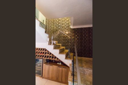 Casa de condomínio à venda com 247m², 5 quartos e 4 vagas Casa de condomínio à venda com 247m², 5 quartos e 4 vagasEscada