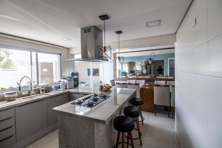 Casa de condomínio à venda com 247m², 5 quartos e 4 vagas Casa de condomínio à venda com 247m², 5 quartos e 4 vagasCozinha