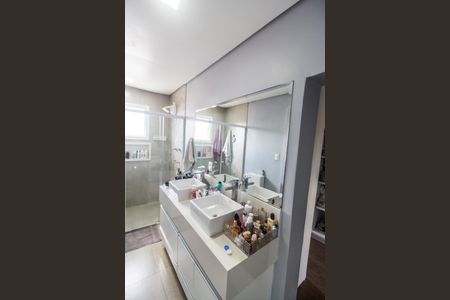 Casa de condomínio à venda com 247m², 5 quartos e 4 vagas Casa de condomínio à venda com 247m², 5 quartos e 4 vagasBanheiro da Suíte