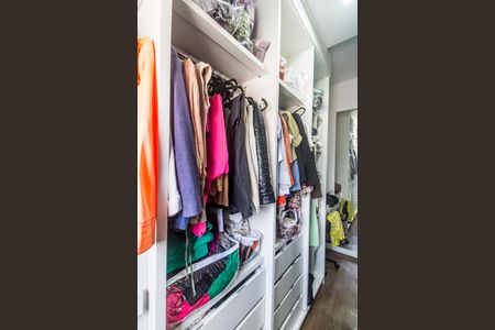 Casa de condomínio à venda com 247m², 5 quartos e 4 vagas Casa de condomínio à venda com 247m², 5 quartos e 4 vagasCloset da suíte