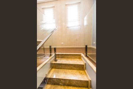 Casa de condomínio à venda com 247m², 5 quartos e 4 vagas Casa de condomínio à venda com 247m², 5 quartos e 4 vagasEscada