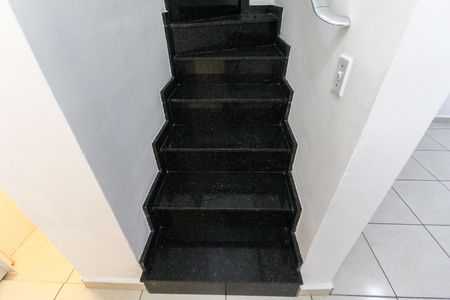 Casa de condomínio à venda com 65m², 2 quartos e 1 vagaEscada