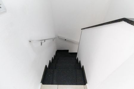 Casa de condomínio à venda com 65m², 2 quartos e 1 vagaEscada