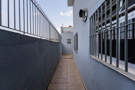 Casa à venda com 105m², 4 quartos e 2 vagas Casa à venda com 105m², 4 quartos e 2 vagasQuintal - Corredor lateral
