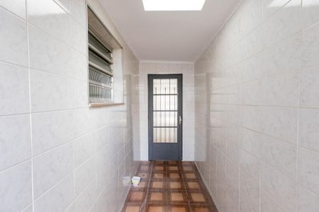 Casa à venda com 105m², 4 quartos e 2 vagas Casa à venda com 105m², 4 quartos e 2 vagasQuintal - Corredor lateral