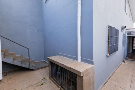Casa à venda com 105m², 4 quartos e 2 vagas Casa à venda com 105m², 4 quartos e 2 vagasQuintal - Corredor lateral