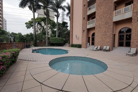 Apartamento à venda com 440m², 5 quartos e 4 vagas Apartamento à venda com 440m², 5 quartos e 4 vagasÁrea comum - Piscina