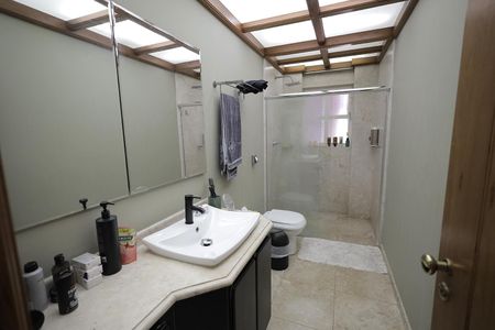 Apartamento à venda com 440m², 5 quartos e 4 vagas Apartamento à venda com 440m², 5 quartos e 4 vagasBanheiro Suíte 1