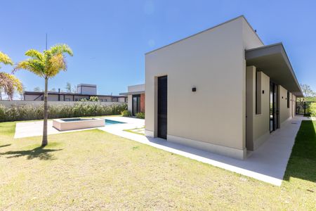 Casa à venda com 450m², 4 quartos e 6 vagas Casa à venda com 450m², 4 quartos e 6 vagasVista da casa da Lateral