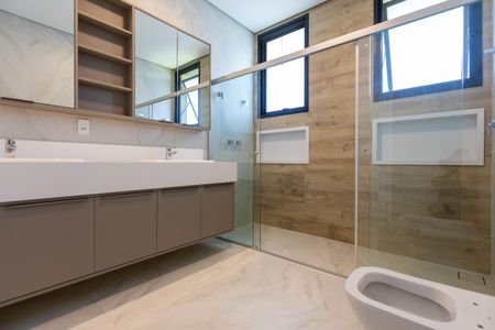 Casa à venda com 450m², 4 quartos e 6 vagas Casa à venda com 450m², 4 quartos e 6 vagasBanheiro da Suíte Master