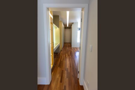 Casa à venda com 450m², 4 quartos e 6 vagas Casa à venda com 450m², 4 quartos e 6 vagasSuíte Master