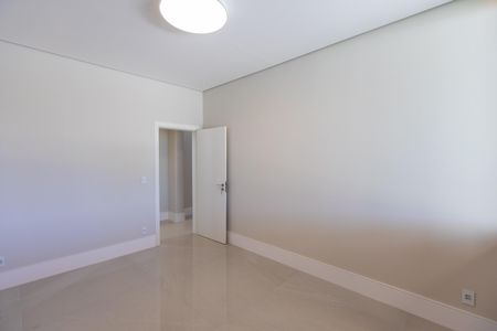 Casa à venda com 450m², 4 quartos e 6 vagas Casa à venda com 450m², 4 quartos e 6 vagasEscritório