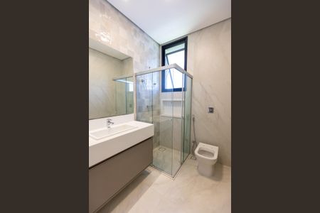 Casa à venda com 450m², 4 quartos e 6 vagas Casa à venda com 450m², 4 quartos e 6 vagasBanheiro da Suíte 2