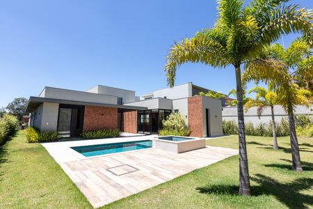 Casa à venda com 450m², 4 quartos e 6 vagas Casa à venda com 450m², 4 quartos e 6 vagasVista da casa dos Fundos