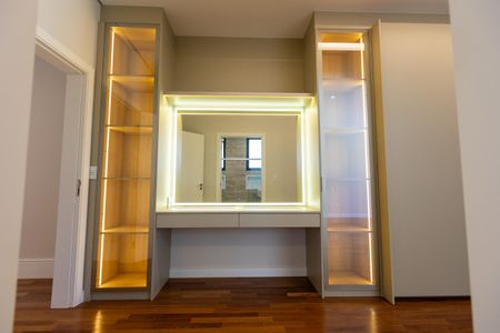 Casa à venda com 450m², 4 quartos e 6 vagas Casa à venda com 450m², 4 quartos e 6 vagasCloset da Suíte Master