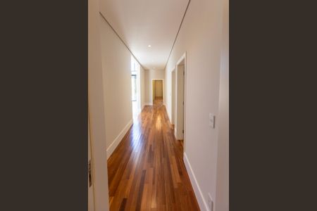 Casa à venda com 450m², 4 quartos e 6 vagas Casa à venda com 450m², 4 quartos e 6 vagasCorredor das Suítes