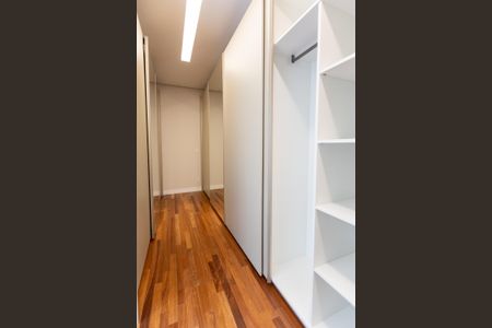 Casa à venda com 450m², 4 quartos e 6 vagas Casa à venda com 450m², 4 quartos e 6 vagasSuíte 1