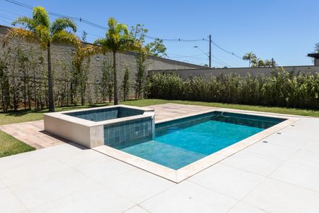 Casa à venda com 450m², 4 quartos e 6 vagas Casa à venda com 450m², 4 quartos e 6 vagasPiscina com Hidromassagem