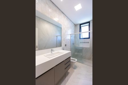 Casa à venda com 450m², 4 quartos e 6 vagas Casa à venda com 450m², 4 quartos e 6 vagasBanheiro da Suíte 1