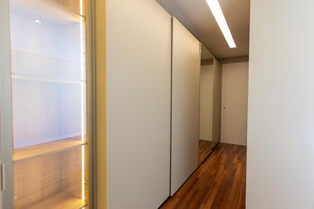 Casa à venda com 450m², 4 quartos e 6 vagas Casa à venda com 450m², 4 quartos e 6 vagasCloset da Suíte Master