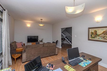 Casa à venda com 300m², 3 quartos e 7 vagassala_2