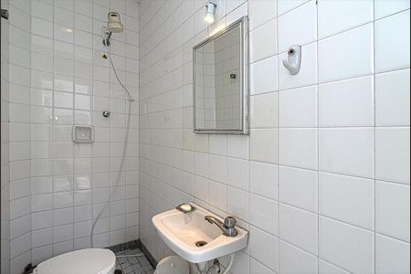 Casa à venda com 300m², 3 quartos e 7 vagasbanheiro na área de serviço_2