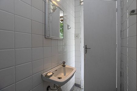 Casa à venda com 300m², 3 quartos e 7 vagasbanheiro na área de serviço_3