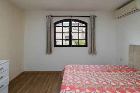 Casa à venda com 160m², 3 quartos e 3 vagas Casa à venda com 160m², 3 quartos e 3 vagasSuíte