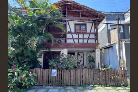 Casa de condomínio à venda com 160m², 3 quartos e 1 vaga Casa de condomínio à venda com 160m², 3 quartos e 1 vagaFachada