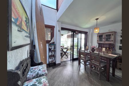 Casa de condomínio à venda com 160m², 3 quartos e 1 vaga Casa de condomínio à venda com 160m², 3 quartos e 1 vagaSala