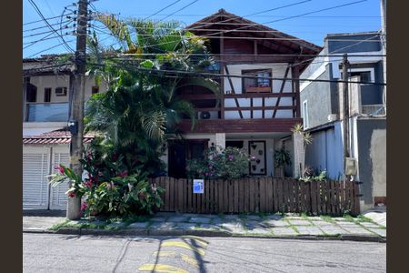 Casa de condomínio à venda com 160m², 3 quartos e 1 vaga Casa de condomínio à venda com 160m², 3 quartos e 1 vagaFachada