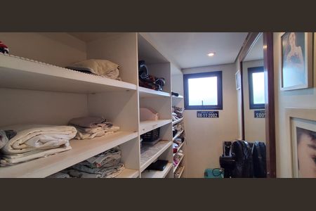 Apartamento à venda com 130m², 2 quartos e 2 vagas Apartamento à venda com 130m², 2 quartos e 2 vagasCloset da Suíte 1