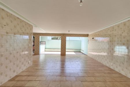 Casa à venda com 320m², 3 quartos e 3 vagas Casa à venda com 320m², 3 quartos e 3 vagasQuintal