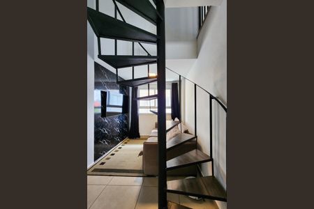 Apartamento à venda com 67m², 2 quartos e 1 vaga Apartamento à venda com 67m², 2 quartos e 1 vagaEscada