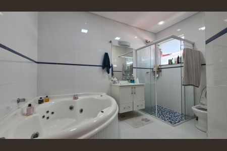 Casa à venda com 214m², 3 quartos e 2 vagasBanheiro da suíte