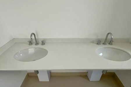 Apartamento à venda com 195m², 4 quartos e 3 vagas Apartamento à venda com 195m², 4 quartos e 3 vagasBanheiro da Suíte 1